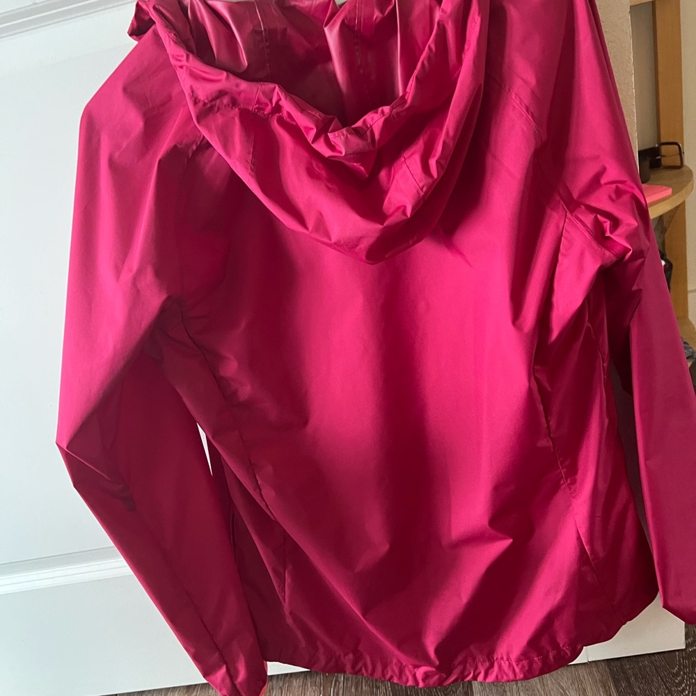 Helly Hansen medium hot pink kangaroo pocket lightweight windbreaker